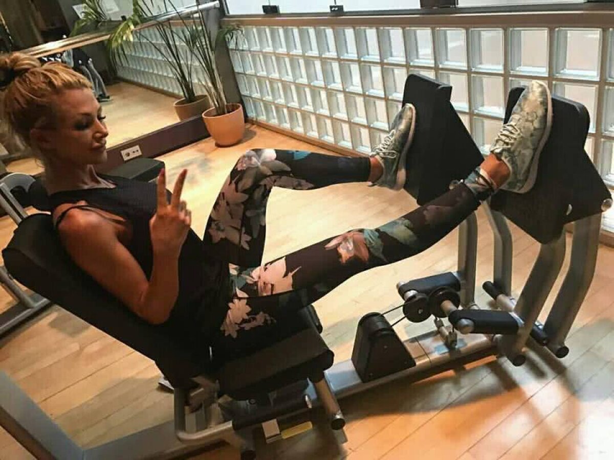 FOTO Blană de titlu » Elena e cea mai sexy prezență de la meciurile fotbaliștilor lui Dan Petrescu
