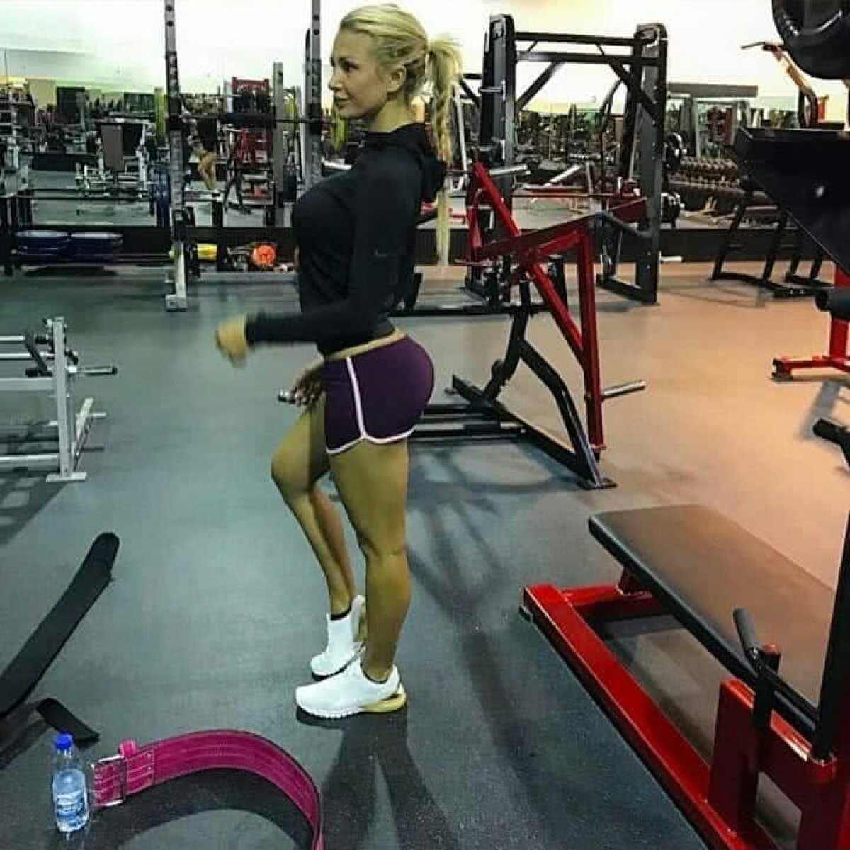 FOTO Blană de titlu » Elena e cea mai sexy prezență de la meciurile fotbaliștilor lui Dan Petrescu