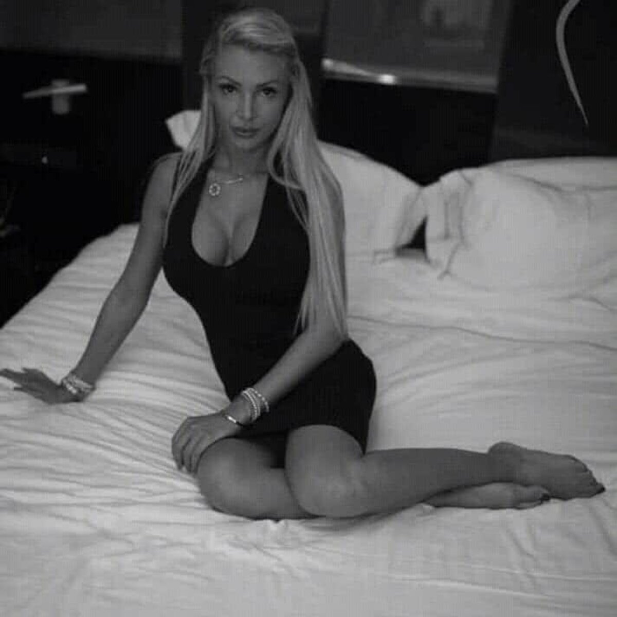 FOTO Blană de titlu » Elena e cea mai sexy prezență de la meciurile fotbaliștilor lui Dan Petrescu
