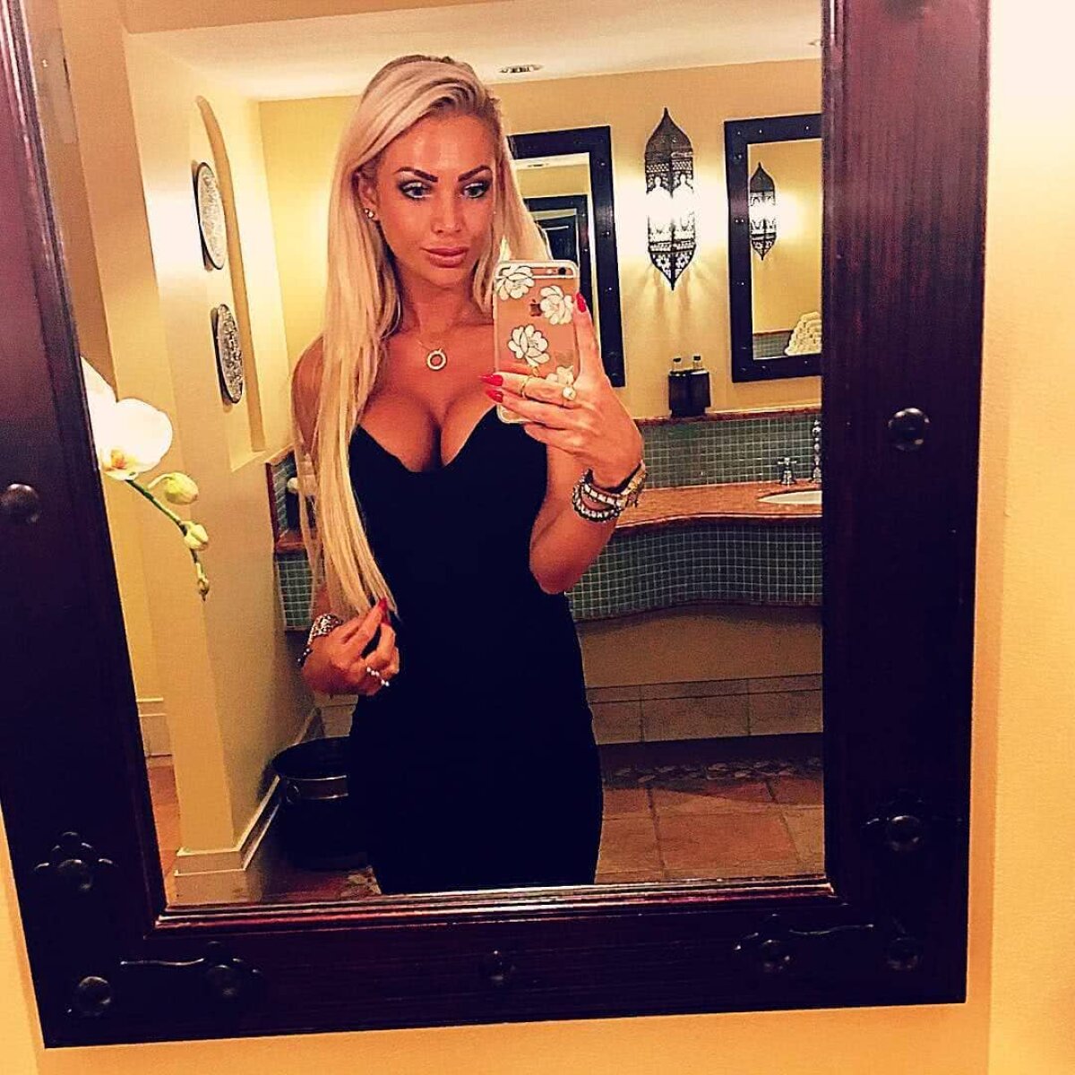 FOTO Blană de titlu » Elena e cea mai sexy prezență de la meciurile fotbaliștilor lui Dan Petrescu