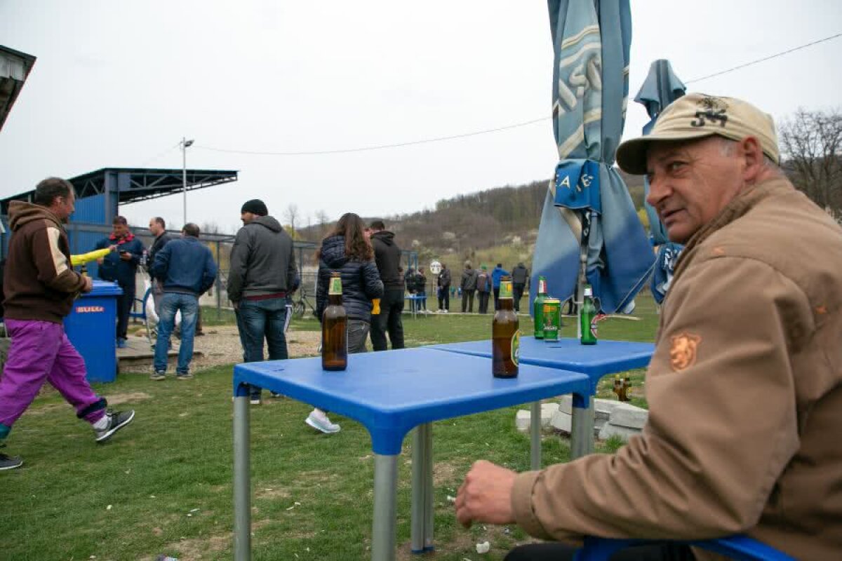 FOTOREPORTAJ EXCLUSIV Pe „Onoarea” lor! Fenomen straniu: Liga a 5-a de la noi are mai mulți spectatori decât Liga 1