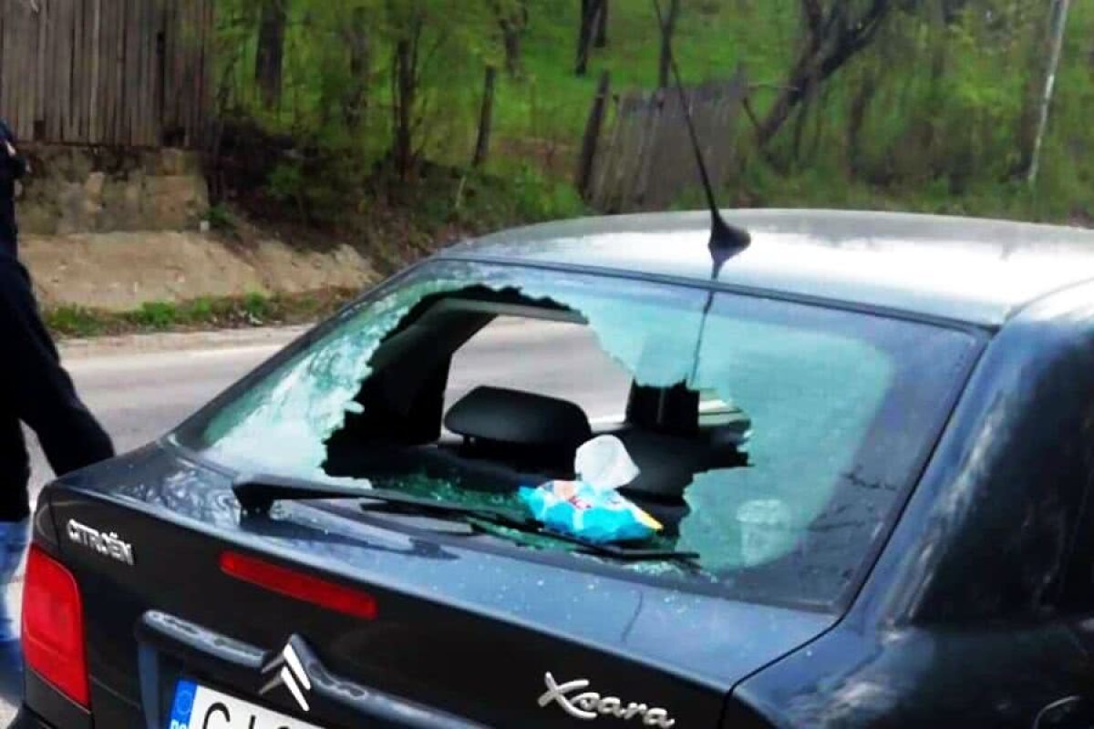 FOTO Scene de violență EXTREMĂ în România: 20 de ultrași ai Petrolului au atacat 3 rivali de la U Cluj cu bâte, lanțuri, cuțite și bastoane telescopice!