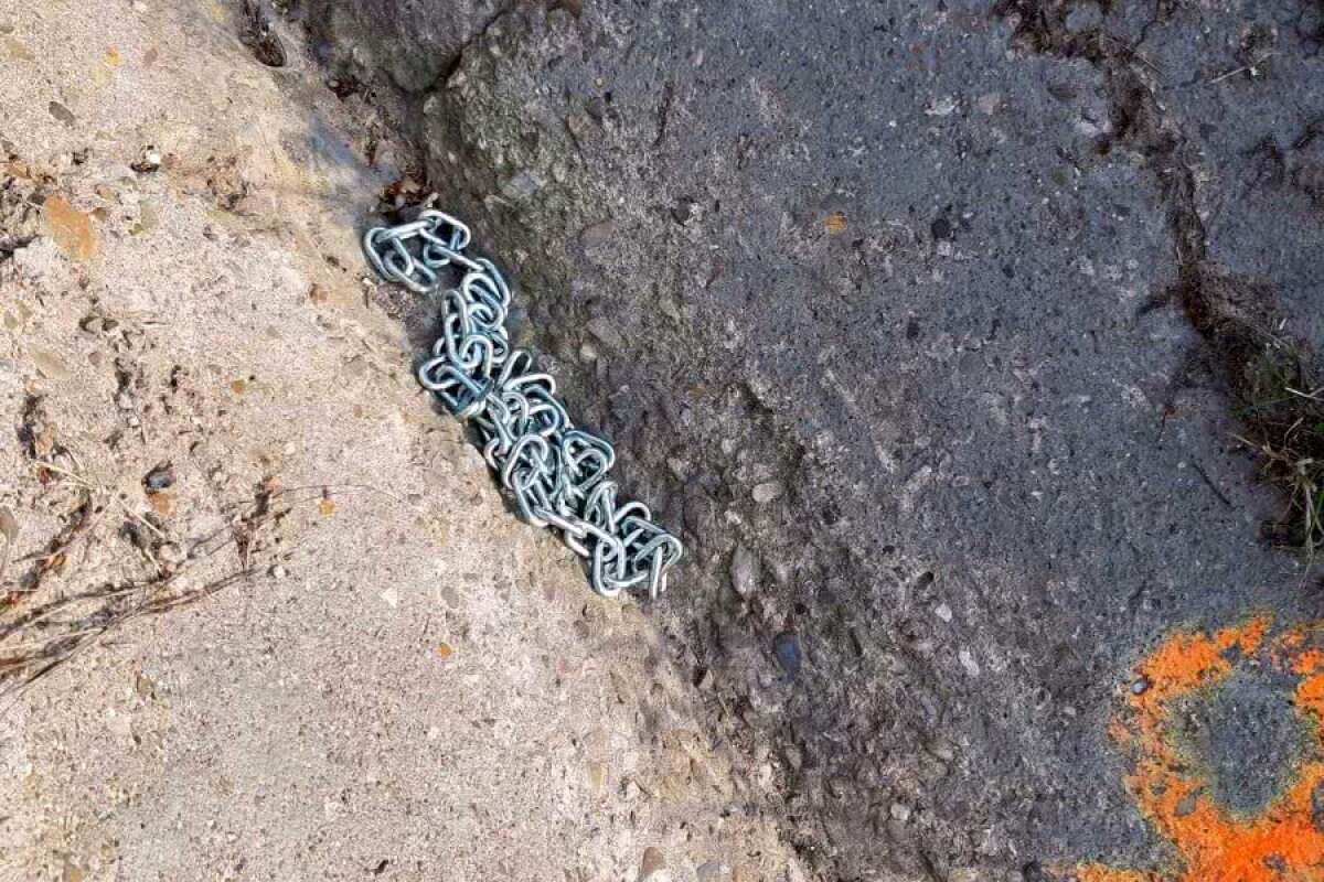 FOTO Scene de violență EXTREMĂ în România: 20 de ultrași ai Petrolului au atacat 3 rivali de la U Cluj cu bâte, lanțuri, cuțite și bastoane telescopice!