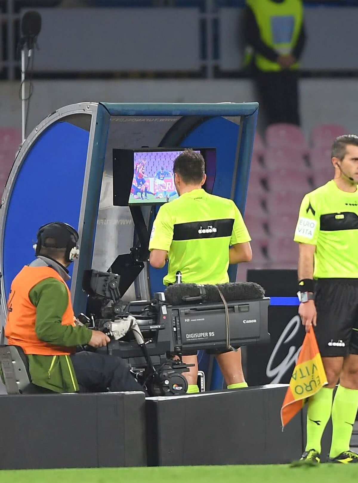 EXCLUSIV Cațavencii din Liga 1» Gazeta a întrebat cele 14 cluburi dacă vor arbitraj video și a primit răspunsuri surprinzătoare: „Vrem, cu o condiție”