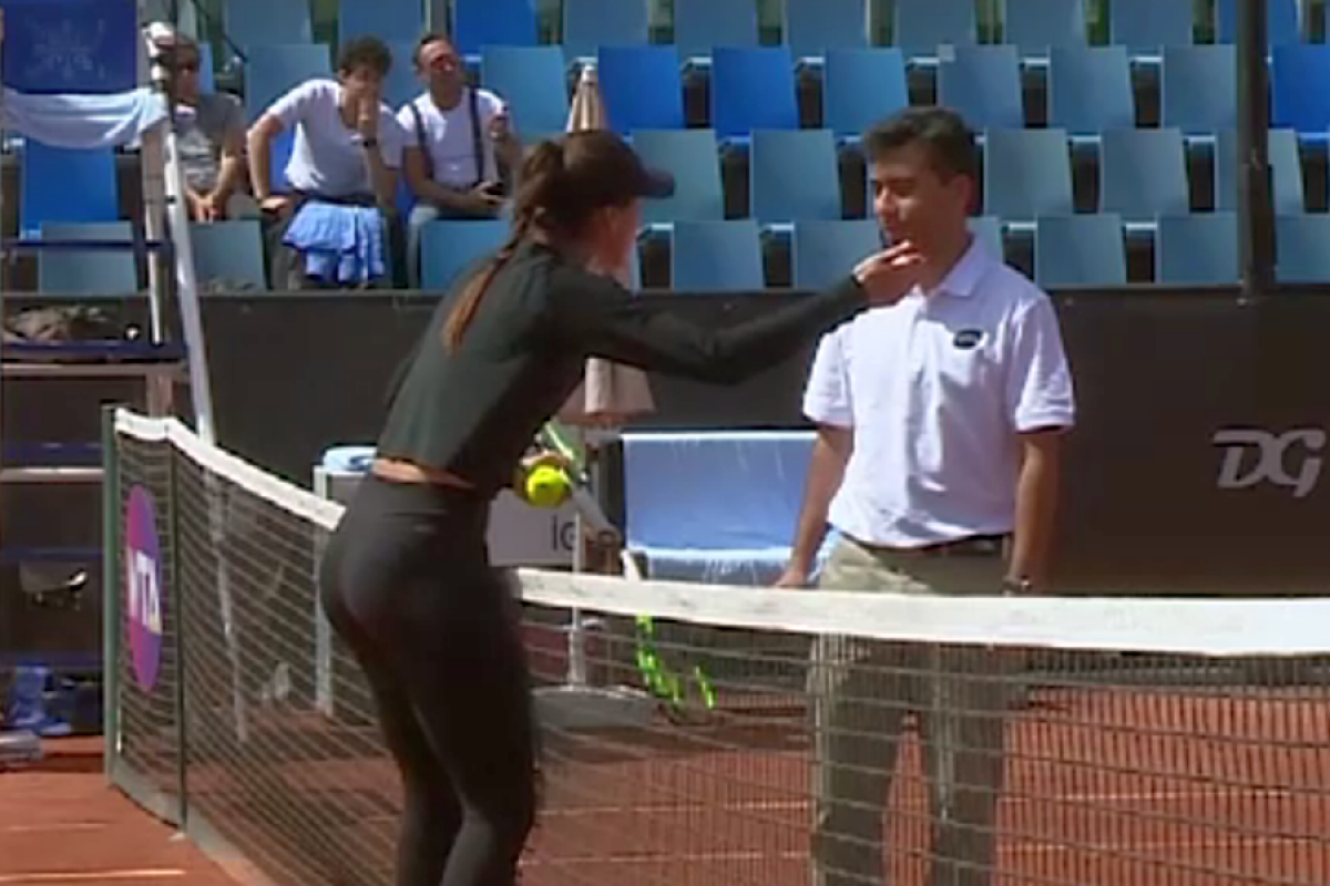 WTA ISTANBUL // VIDEO+FOTO Sorana Cîrstea, gest reprobabil în meciul cu Barbora Strycova! L-a bruscat pe arbitru: „Ești nebun sau orb?”
