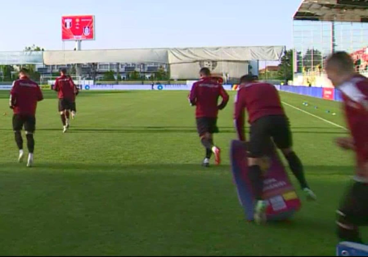 VIDEO Moment antologic înainte de Astra - CFR Cluj » Ovidiu Hoban aproape de o accidentare stupidă, toți colegii au râs de el