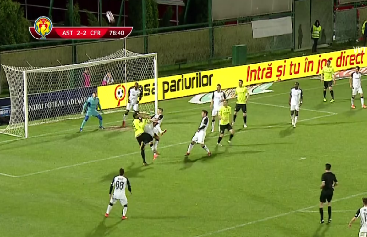 FOTO Fază controversată în Astra - CFR Cluj » Ardelenii au cerut penalty la o intrare cu talpa