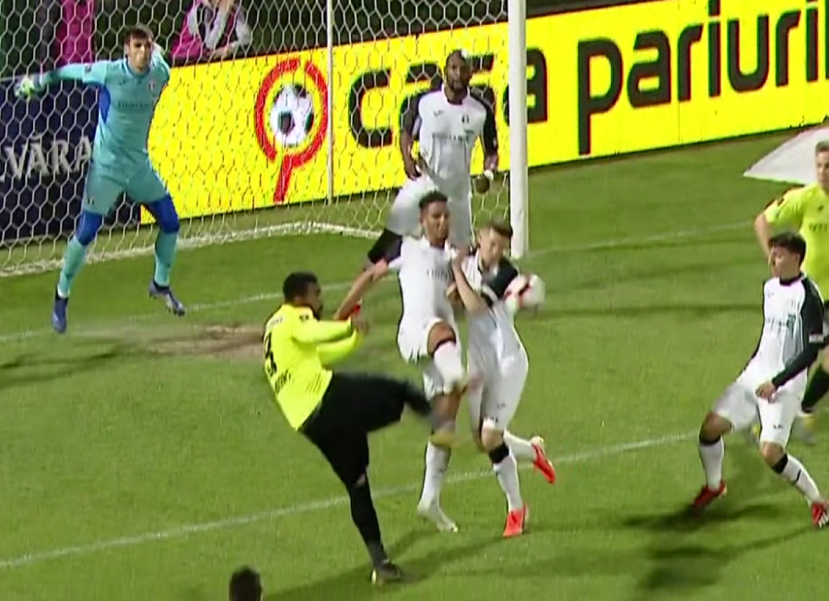 FOTO Fază controversată în Astra - CFR Cluj » Ardelenii au cerut penalty la o intrare cu talpa