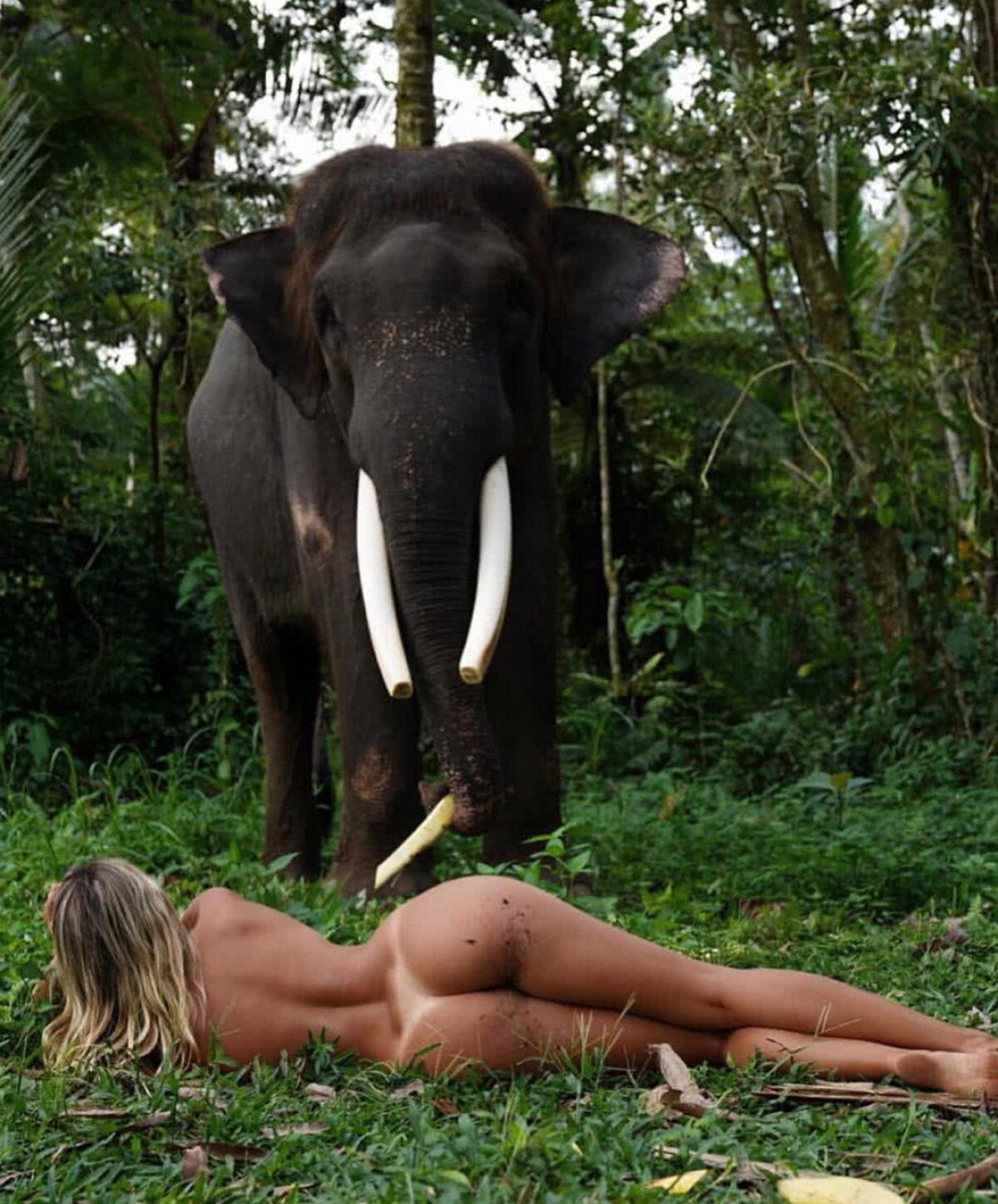 GALERIE FOTO Sarah Kohan, soția lui Chicharito, ședință foto incendiară pe „Ziua Pământului”: „Fiecare gest contează!”