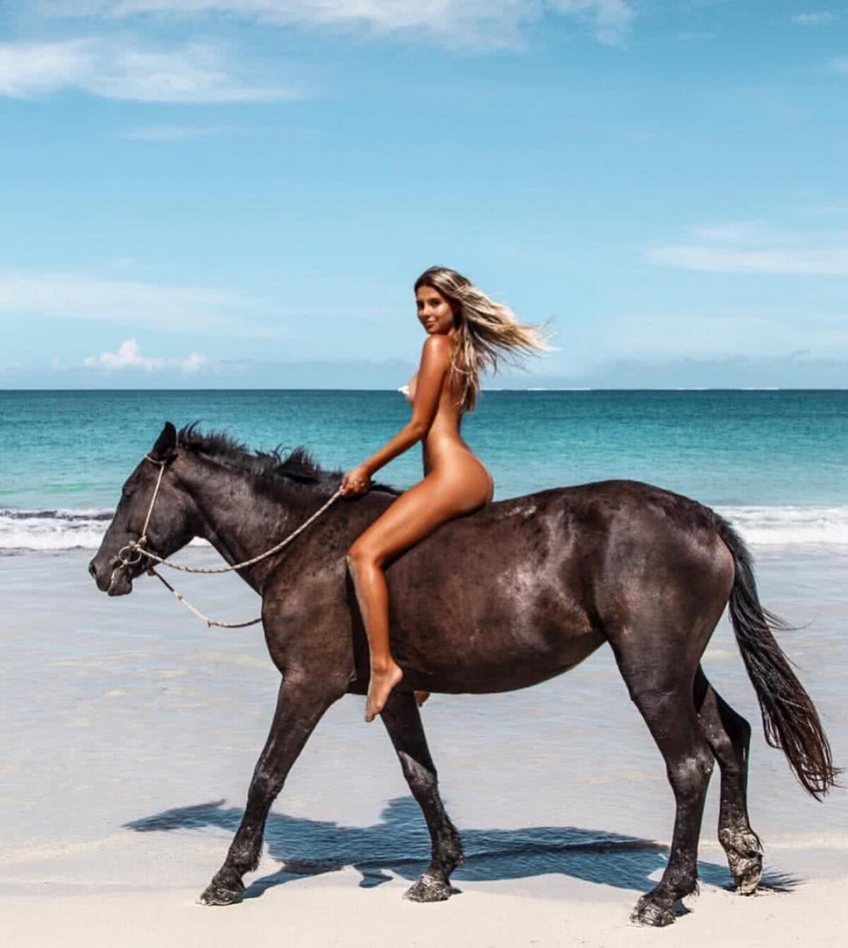 GALERIE FOTO Sarah Kohan, soția lui Chicharito, ședință foto incendiară pe „Ziua Pământului”: „Fiecare gest contează!”