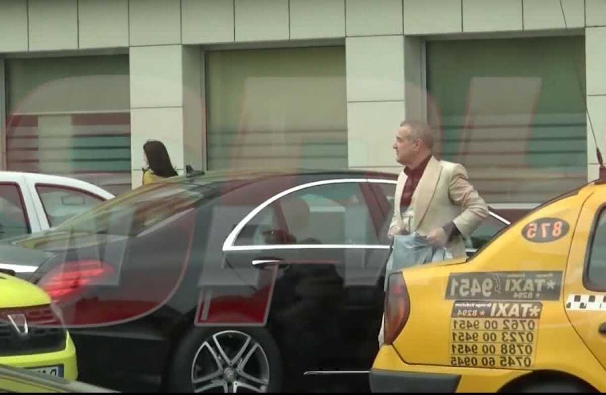  FOTO Imaginile săptămânii! Gigi Becali a ieșit pe stradă cu doi saci de bani de la bancă :O