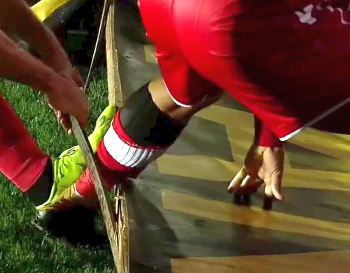 FC VOLUNTARI - DINAMO 1-2 // Mattia Montini, panică după ce a marcat! Atacantul lui Dinamo și-a prins piciorul într-un panou publicitar