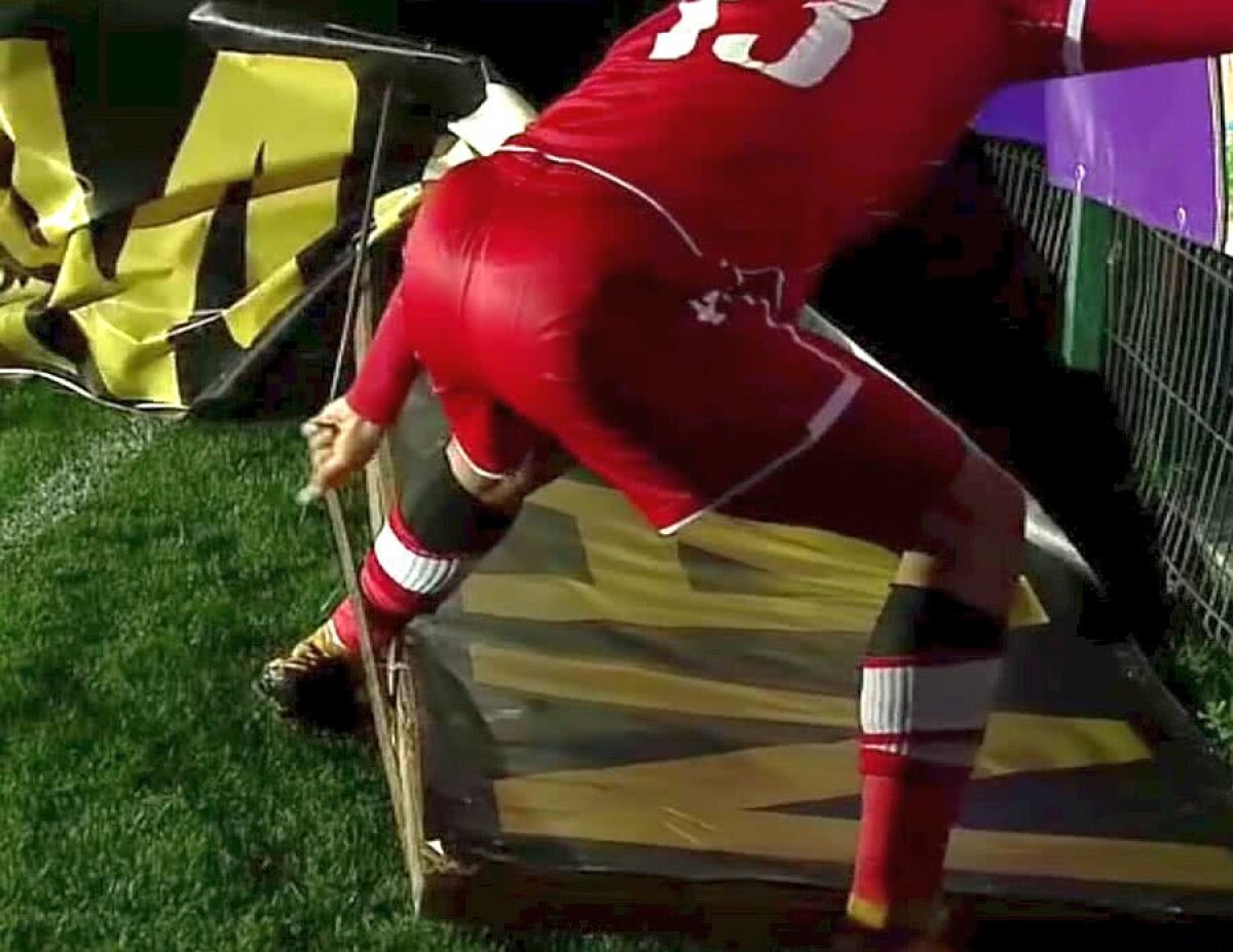 FC VOLUNTARI - DINAMO 1-2 // Mattia Montini, panică după ce a marcat! Atacantul lui Dinamo și-a prins piciorul într-un panou publicitar