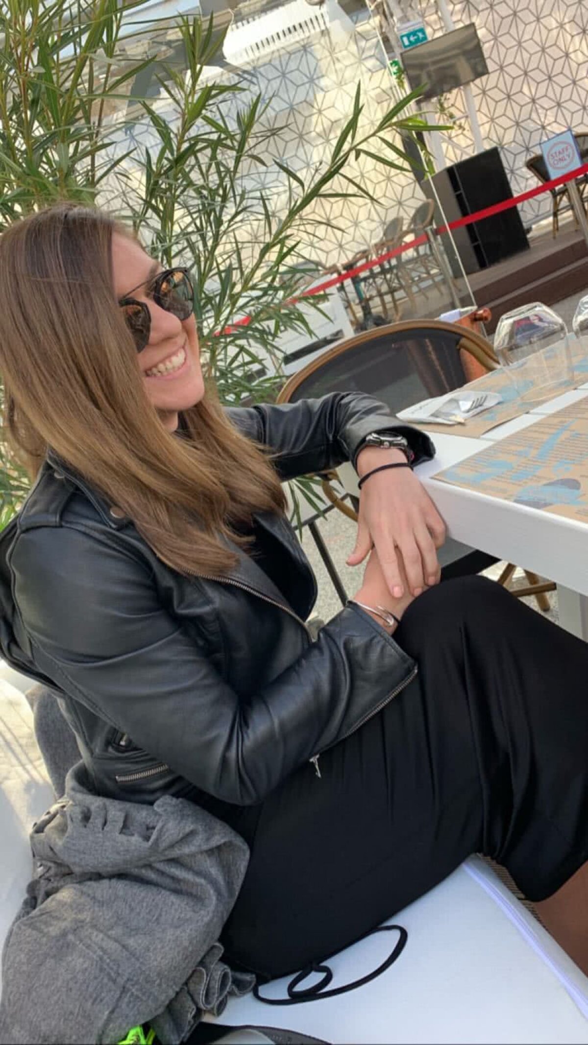 FOTO // Simona Halep a făcut ravagii în Mamaia » Sportiva a purtat haine și accesorii de lux în valoare de peste 3.000 de euro! 