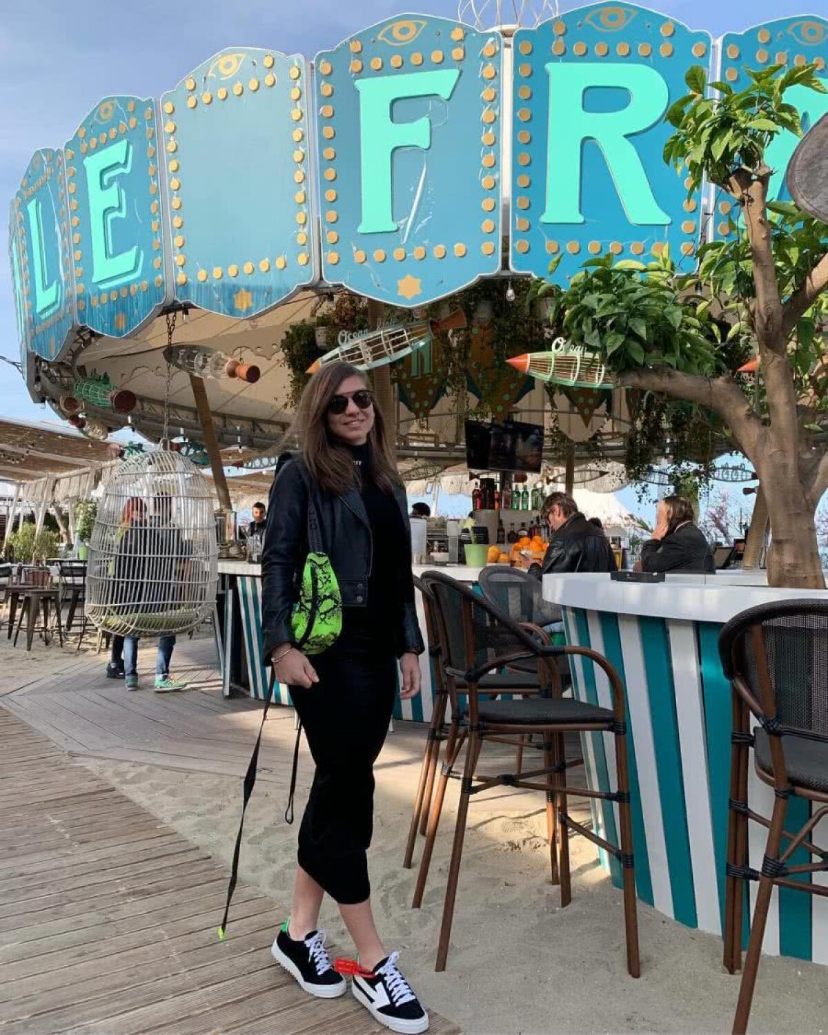 FOTO // Simona Halep a făcut ravagii în Mamaia » Sportiva a purtat haine și accesorii de lux în valoare de peste 3.000 de euro! 