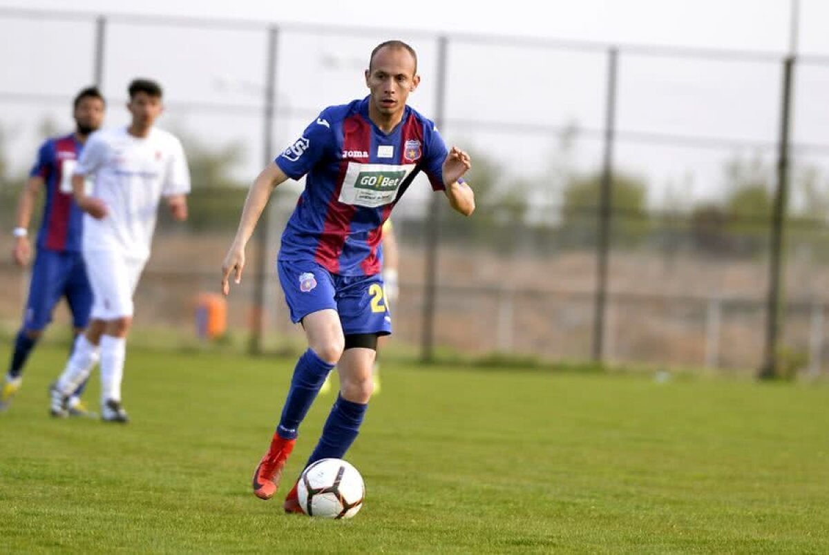 Stelistul care calcă pe urmele lui Mihai Eminescu! Alex Mărgărit și-a scos carte de poezii: „Ești o fată very sweet / Foarte linda y hermosa”