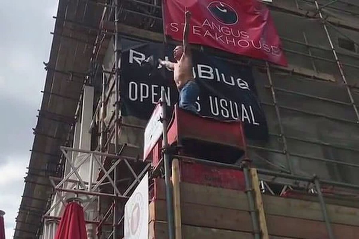 TOTTENHAM - AJAX // FOTO + VIDEO Fanii lui Ajax au invadat străzile din Londra » Ce a pățit un englez „anesteziat” de alcool :)