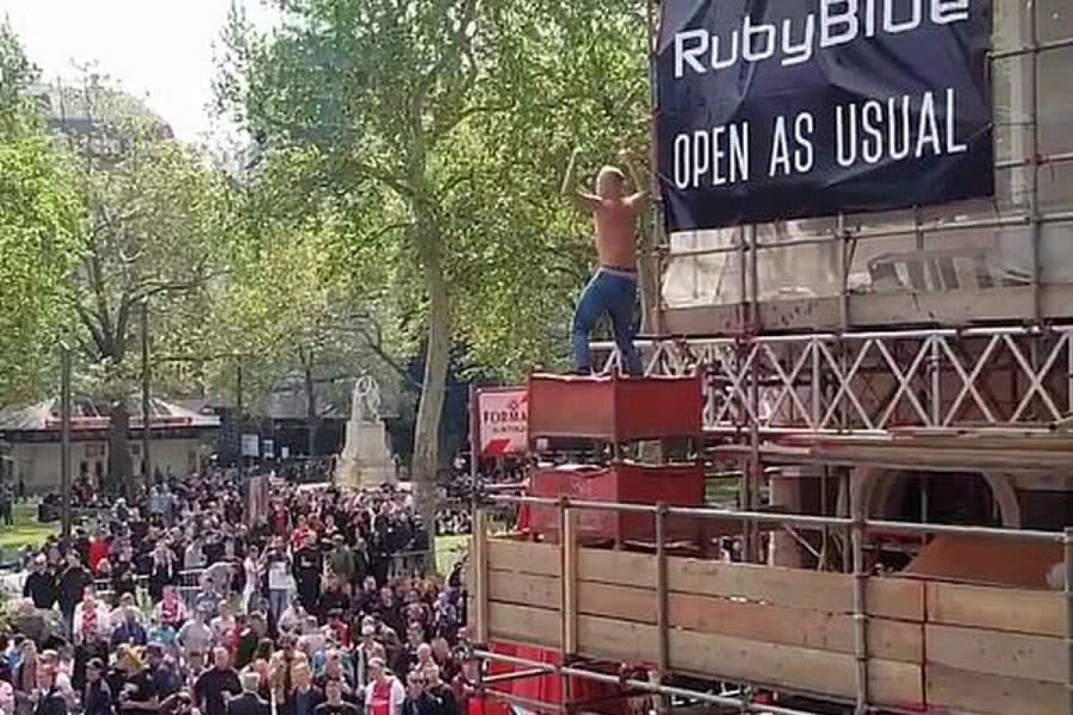 TOTTENHAM - AJAX // FOTO + VIDEO Fanii lui Ajax au invadat străzile din Londra » Ce a pățit un englez „anesteziat” de alcool :)