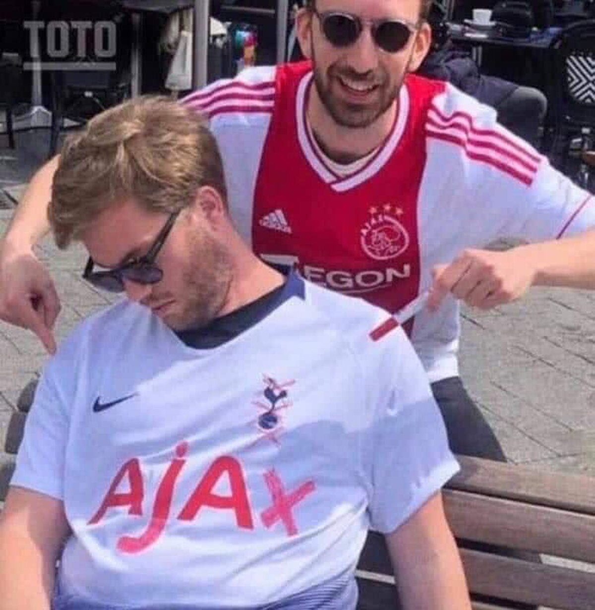 TOTTENHAM - AJAX // FOTO + VIDEO Fanii lui Ajax au invadat străzile din Londra » Ce a pățit un englez „anesteziat” de alcool :)