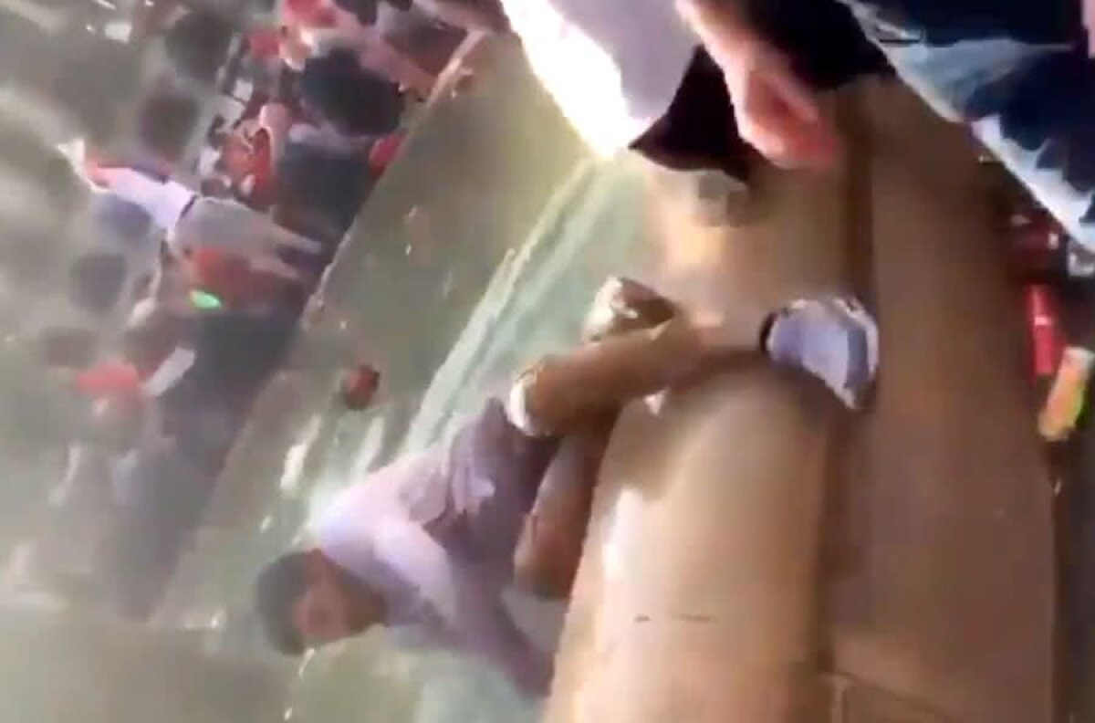 BARCELONA - LIVERPOOL // VIDEO + FOTO Scene incredibile în Barcelona: fanii lui Liverpool au împins oameni în fântâna din Plaça Reial și s-au bătut cu forțele de ordine