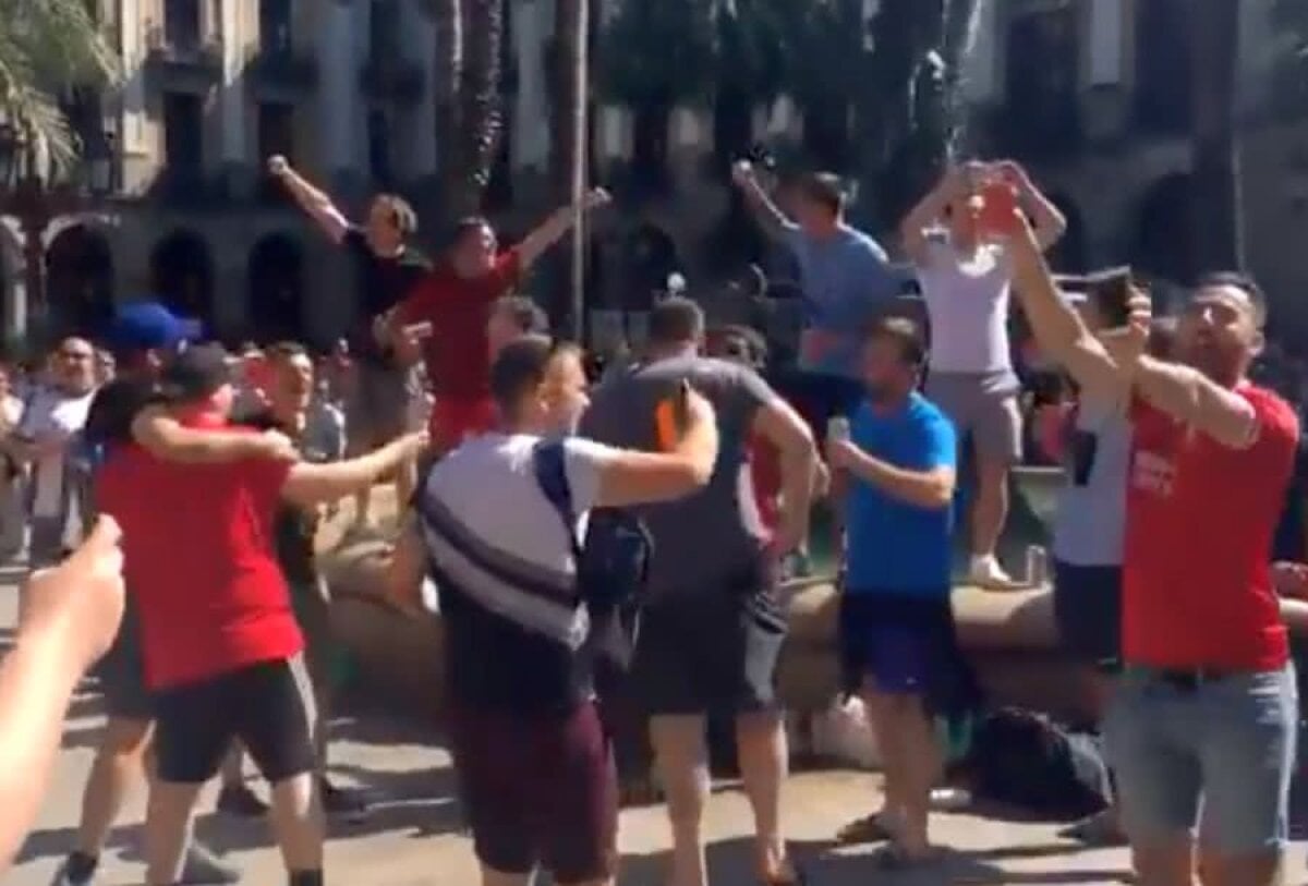 BARCELONA - LIVERPOOL // VIDEO + FOTO Scene incredibile în Barcelona: fanii lui Liverpool au împins oameni în fântâna din Plaça Reial și s-au bătut cu forțele de ordine