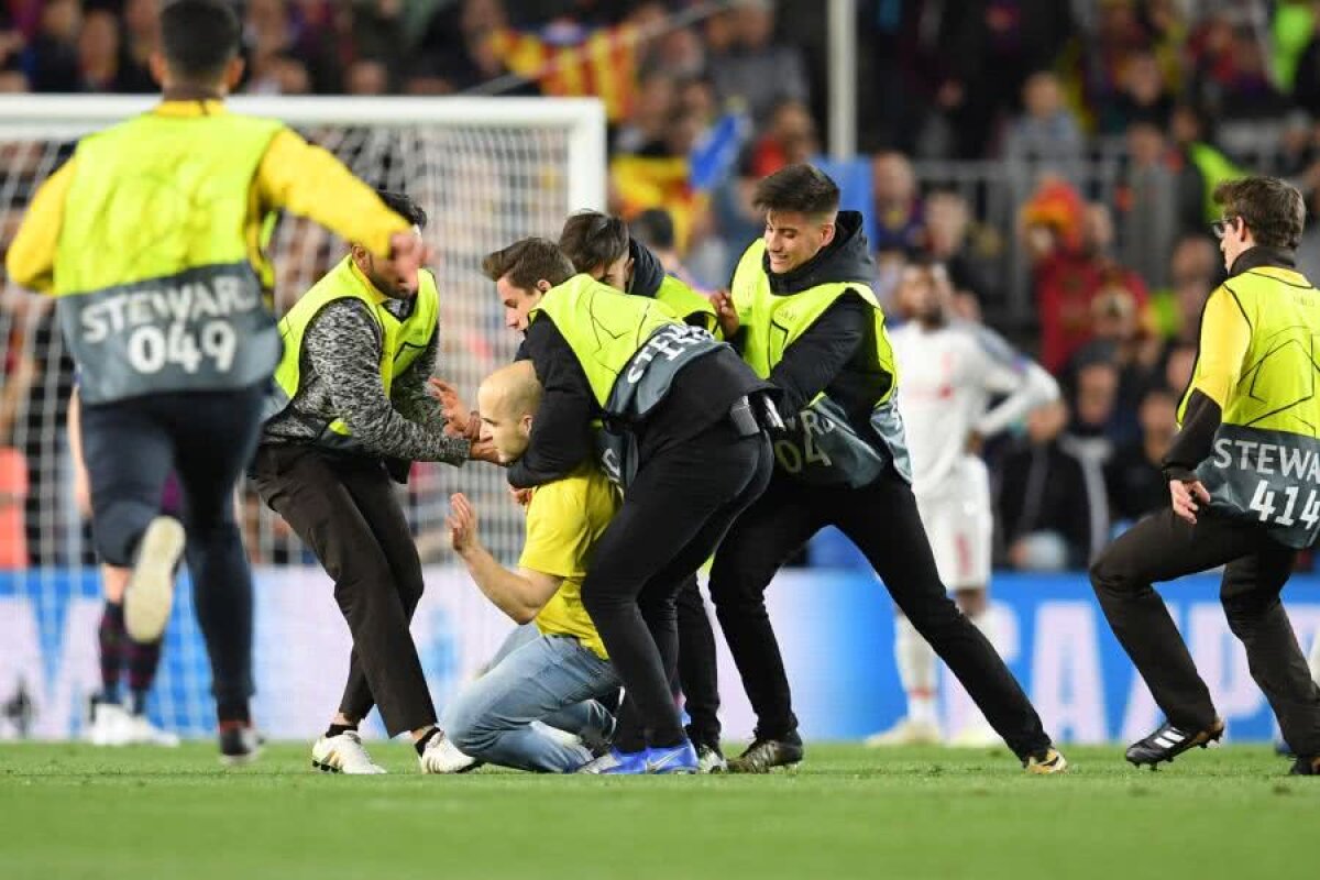 BARCELONA - LIVERPOOL 3-0 // Duelul de pe Camp Nou, întrerupt după ce un fan a pătruns pe teren: imaginile care nu s-au văzut la TV