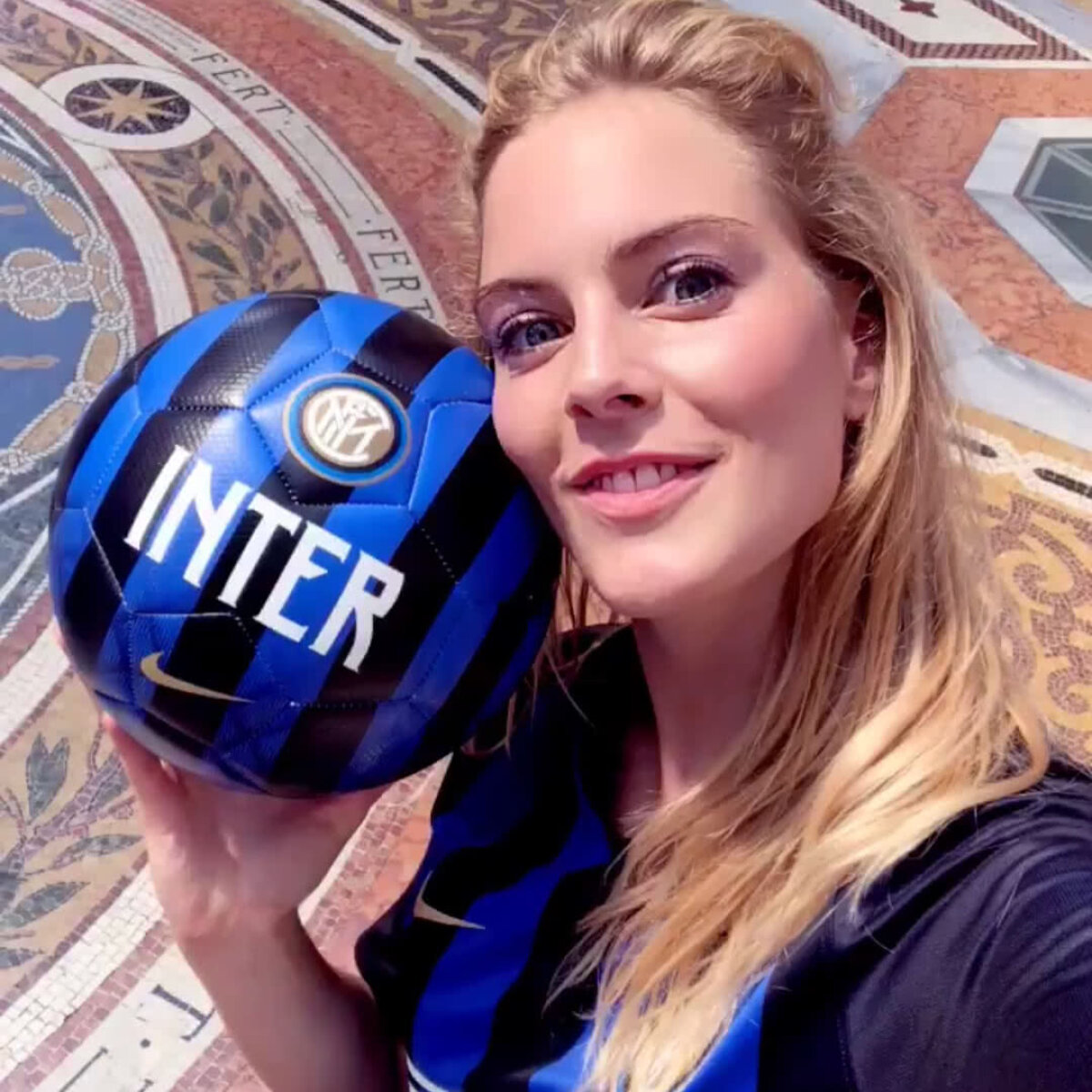 FOTO Încă o blondă sexy se implică în viitorul lui Icardi: "Inter îl folosește doar ca să-l vândă"