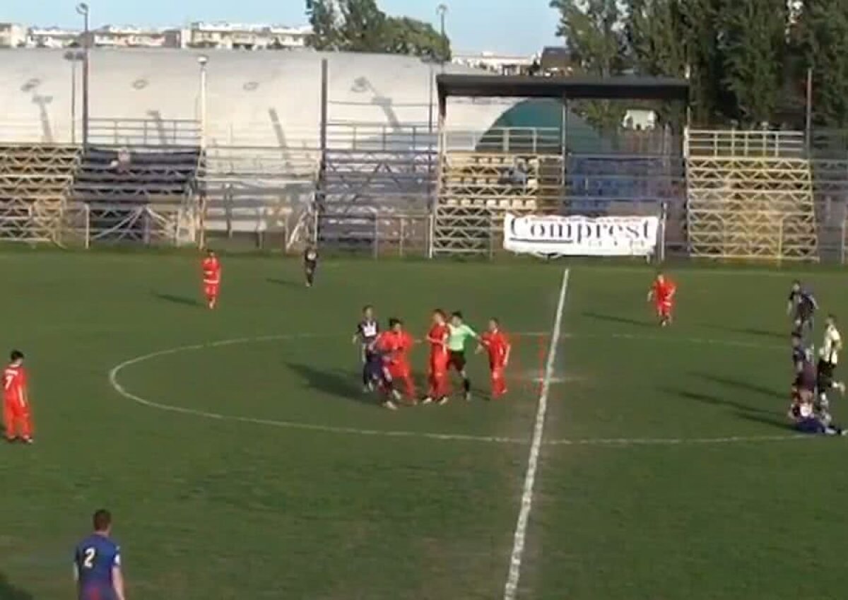 VIDEO HAOS la meciul lui CSA Steaua din Liga 4! Un fotbalist a fost făcut KO pe teren, imagini șocante! Marius Lăcătuș a intervenit + partida a fost suspendată în minutul 70