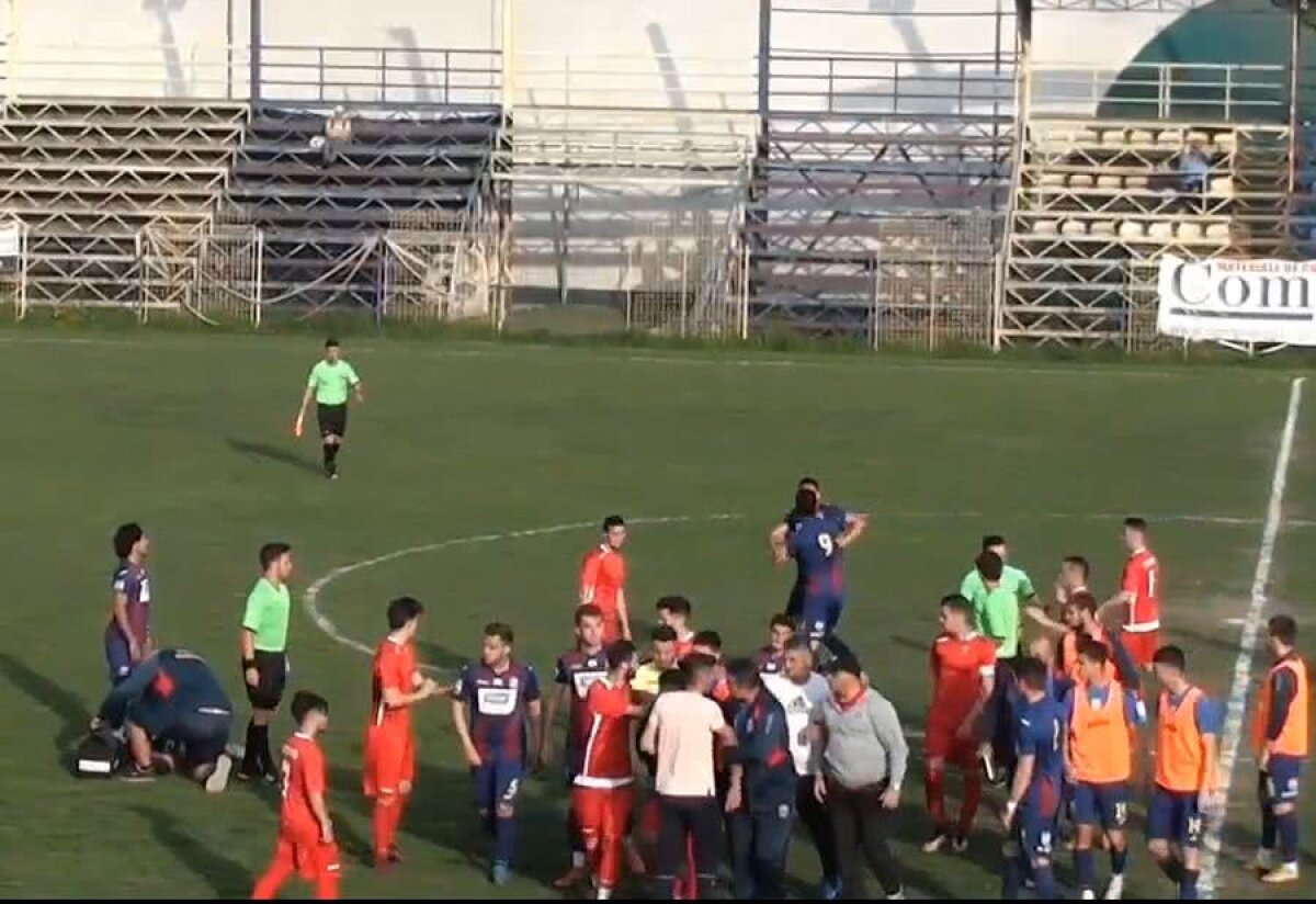 VIDEO HAOS la meciul lui CSA Steaua din Liga 4! Un fotbalist a fost făcut KO pe teren, imagini șocante! Marius Lăcătuș a intervenit + partida a fost suspendată în minutul 70