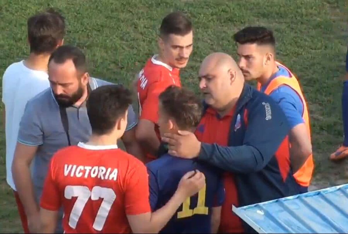 VIDEO HAOS la meciul lui CSA Steaua din Liga 4! Un fotbalist a fost făcut KO pe teren, imagini șocante! Marius Lăcătuș a intervenit + partida a fost suspendată în minutul 70