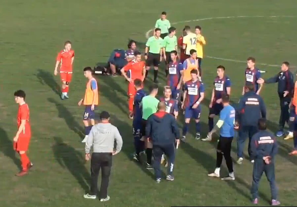 VIDEO HAOS la meciul lui CSA Steaua din Liga 4! Un fotbalist a fost făcut KO pe teren, imagini șocante! Marius Lăcătuș a intervenit + partida a fost suspendată în minutul 70