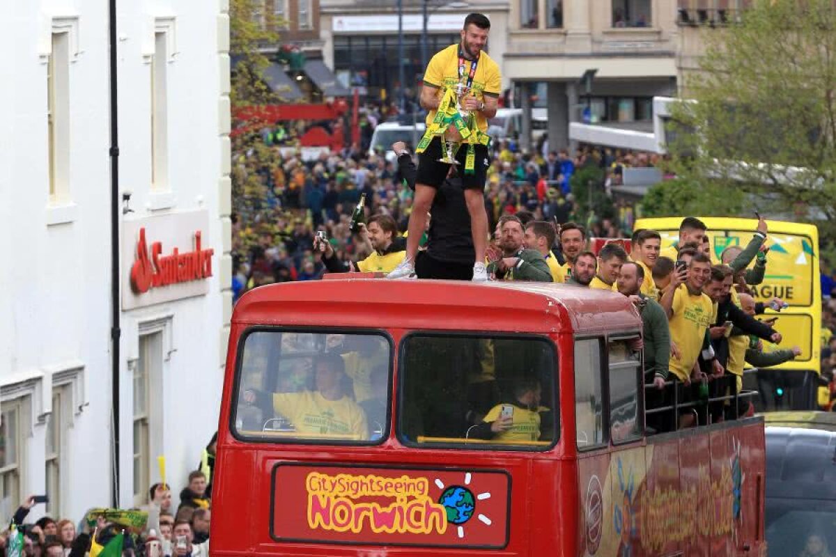 FOTO Norwich a promovat în Premier League, dar petrecerea jucătorilor a fost stricată » Imagini savuroase