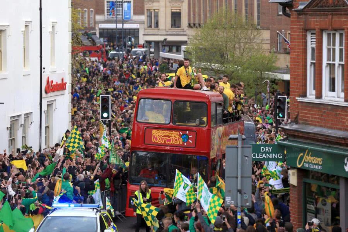 FOTO Norwich a promovat în Premier League, dar petrecerea jucătorilor a fost stricată » Imagini savuroase