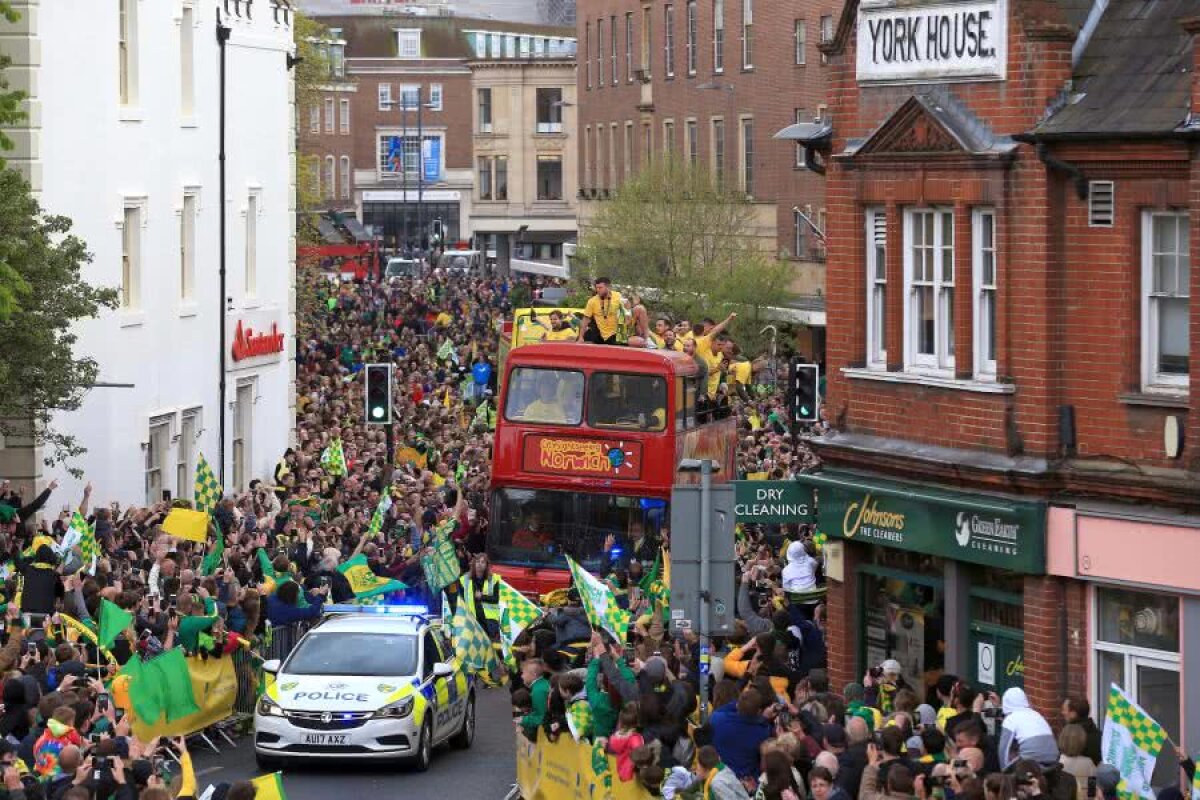 FOTO Norwich a promovat în Premier League, dar petrecerea jucătorilor a fost stricată » Imagini savuroase