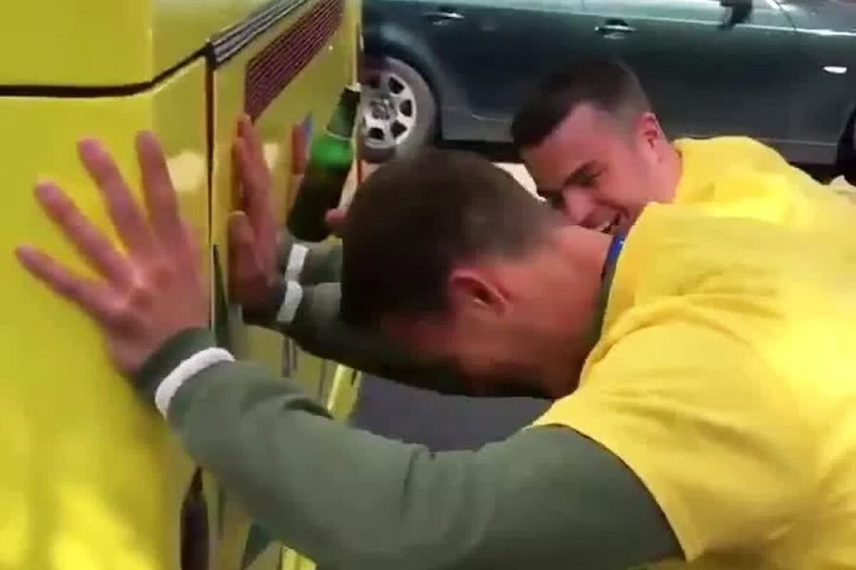 FOTO Norwich a promovat în Premier League, dar petrecerea jucătorilor a fost stricată » Imagini savuroase