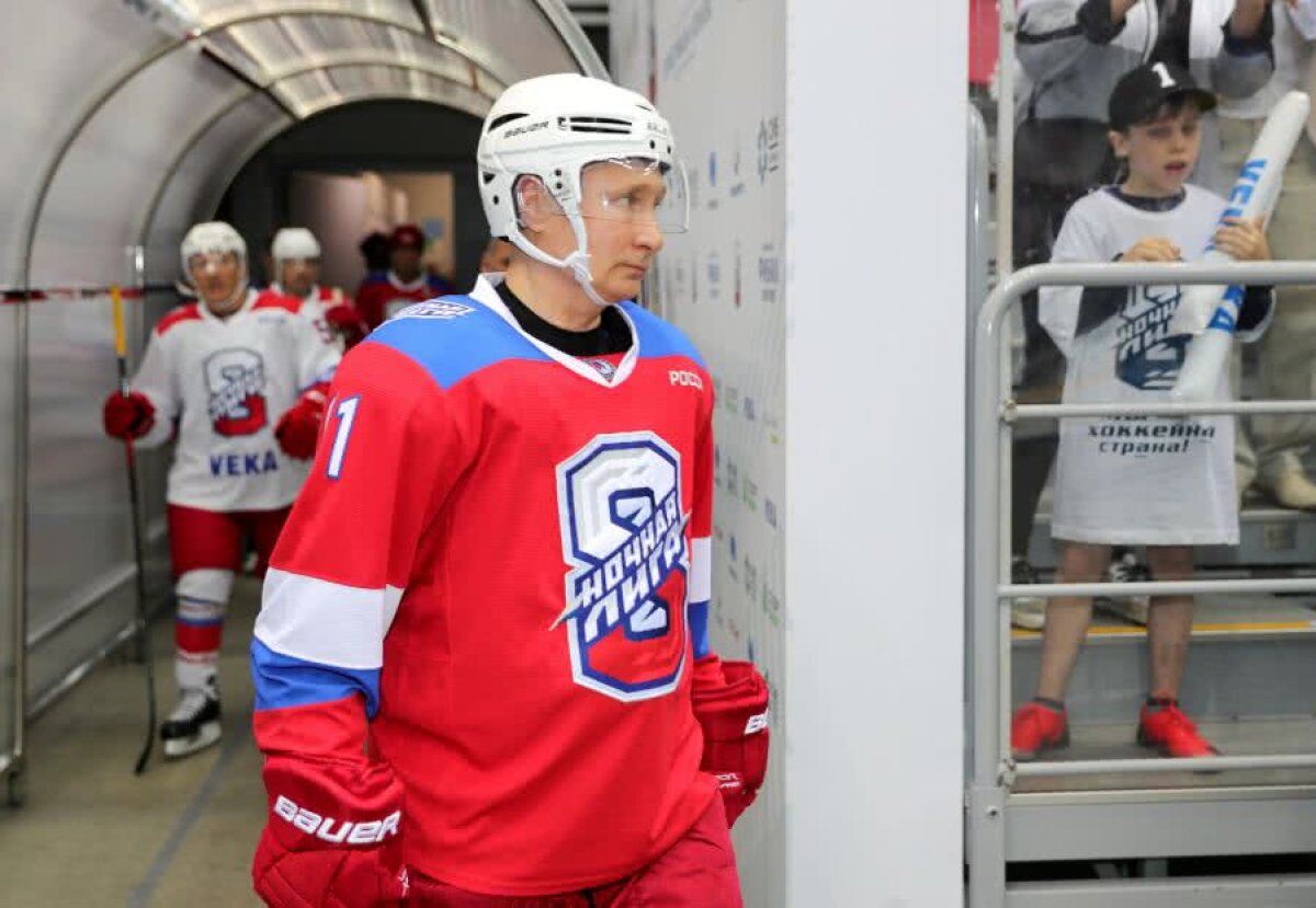 VIDEO+FOTO Care ai tras covorul? Imagini PENIBILE din Rusia: Vladimir Putin s-a prăbușit pe patinoar, după ce a fost lăsat să înscrie de 8 ori! :D