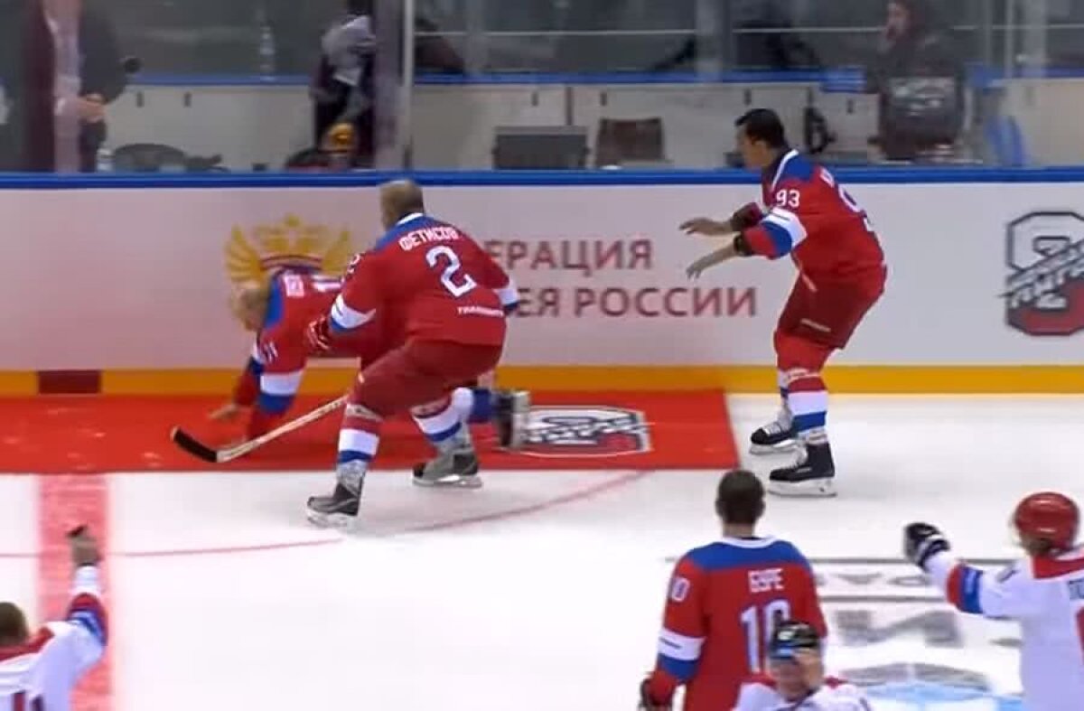 VIDEO+FOTO Care ai tras covorul? Imagini PENIBILE din Rusia: Vladimir Putin s-a prăbușit pe patinoar, după ce a fost lăsat să înscrie de 8 ori! :D