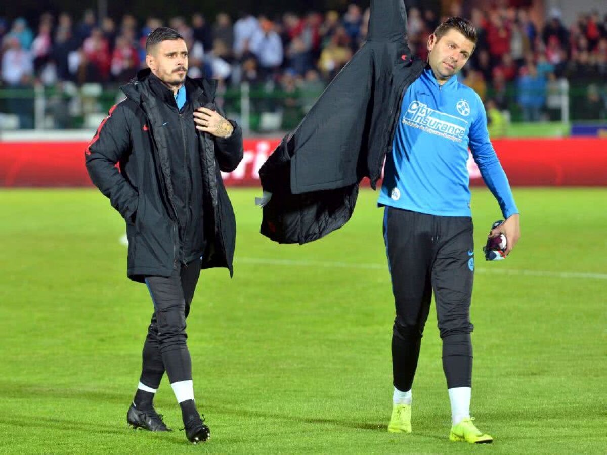 SEPSI - FCSB // VIDEO + FOTO SMS-ul fără fir: scene ireale pe margine: cum l-au anunțat Mihai Stoica și Mihai Teja pe Stoian că nu va mai intra în teren + reacția lui Becali