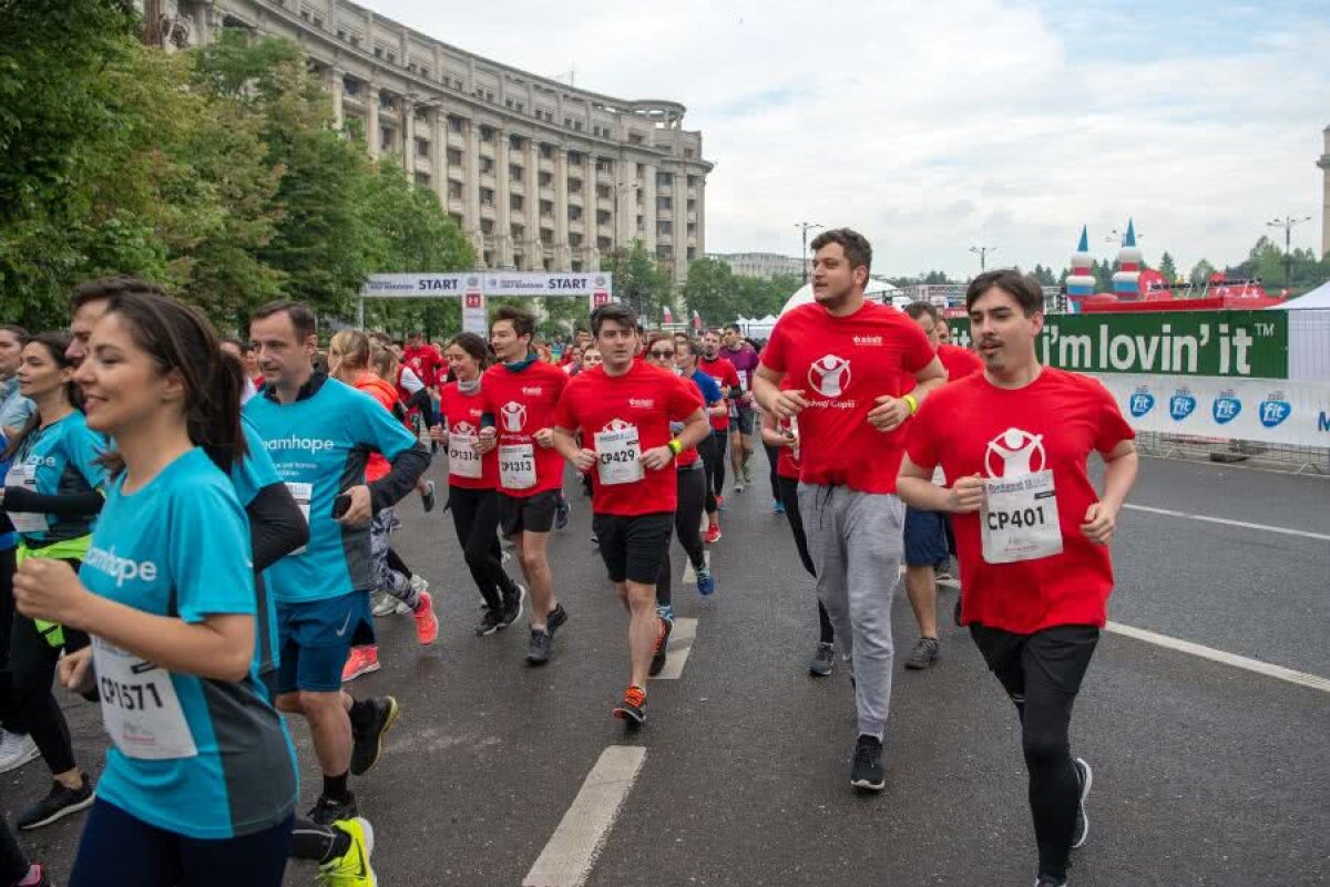 FOTO Bucharest Half Marathon » 35.000 de euro strânși de echipa „Salvați Copiii” pentru dotarea Maternității de la Spitalul Universitar
