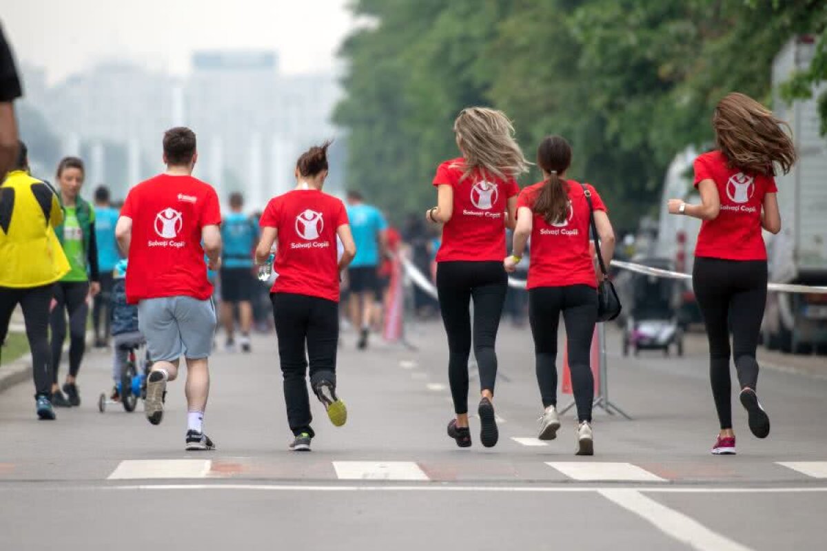 FOTO Bucharest Half Marathon » 35.000 de euro strânși de echipa „Salvați Copiii” pentru dotarea Maternității de la Spitalul Universitar