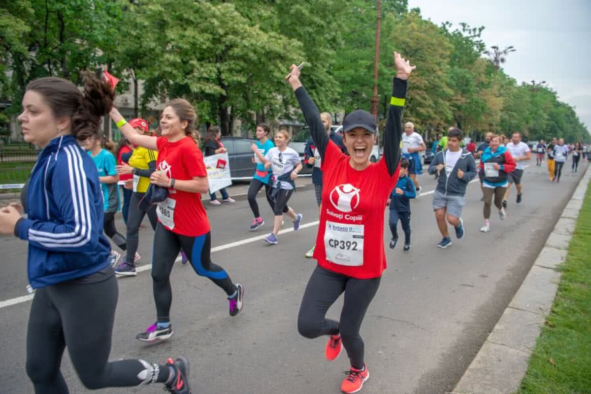 FOTO Bucharest Half Marathon » 35.000 de euro strânși de echipa „Salvați Copiii” pentru dotarea Maternității de la Spitalul Universitar