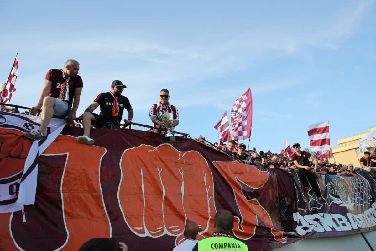 GALERIE FOTO // Sărbătoare mare la promovarea Rapidului » Trofeul a ajuns în tribună!