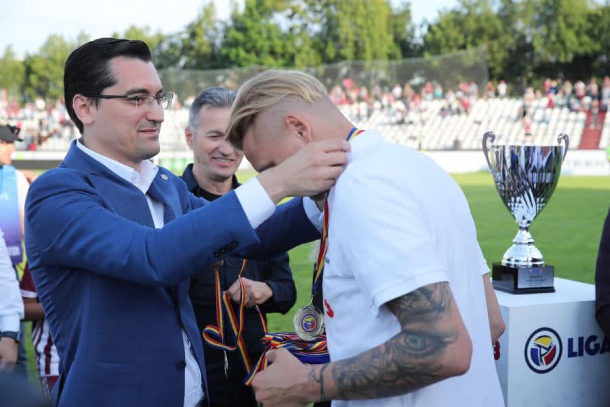 GALERIE FOTO // Sărbătoare mare la promovarea Rapidului » Trofeul a ajuns în tribună!