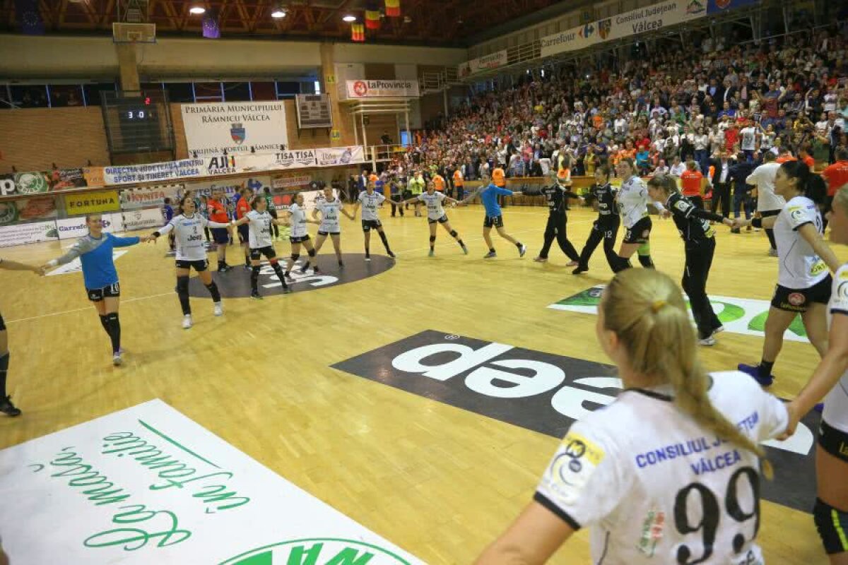 VIDEO+FOTO Titlul se întoarce acasă! Râmnicu Vâlcea câștigă campionatul la handbal feminin+ Imagini superbe de la premiere