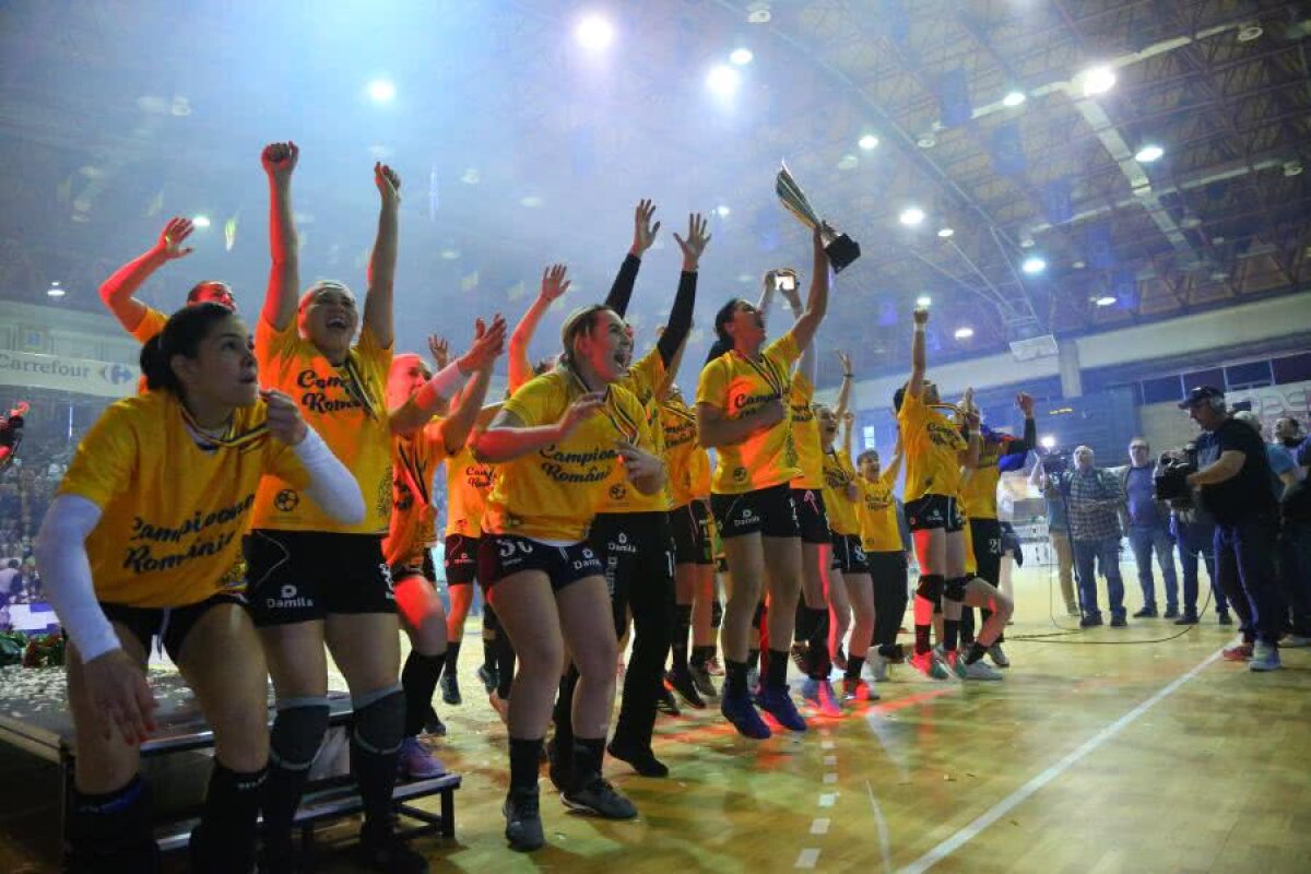 VIDEO+FOTO Titlul se întoarce acasă! Râmnicu Vâlcea câștigă campionatul la handbal feminin+ Imagini superbe de la premiere