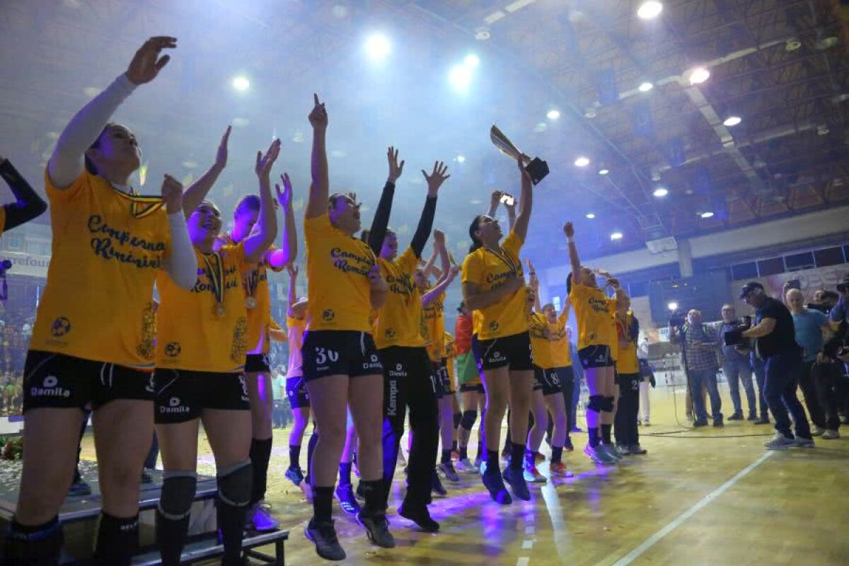 VIDEO+FOTO Titlul se întoarce acasă! Râmnicu Vâlcea câștigă campionatul la handbal feminin+ Imagini superbe de la premiere