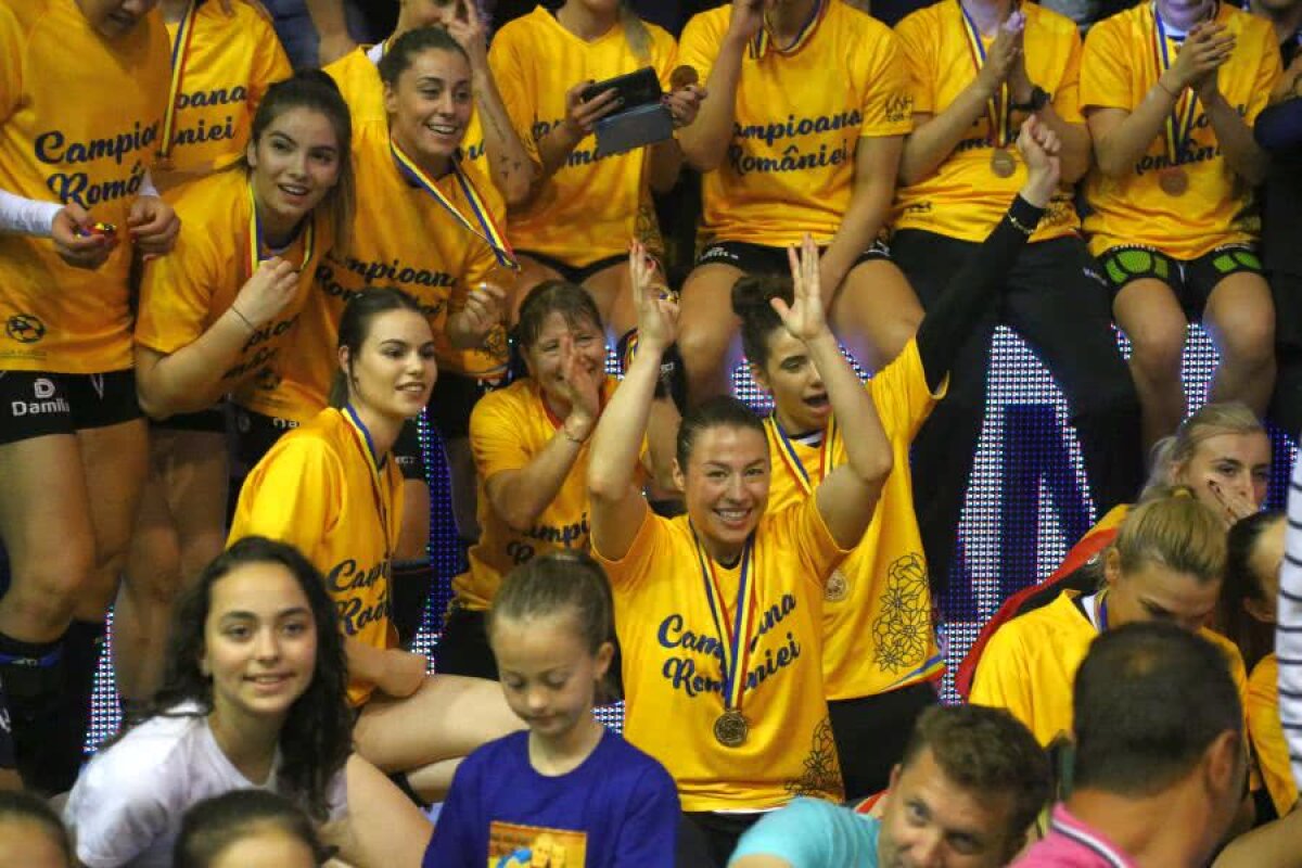 VIDEO+FOTO Titlul se întoarce acasă! Râmnicu Vâlcea câștigă campionatul la handbal feminin+ Imagini superbe de la premiere