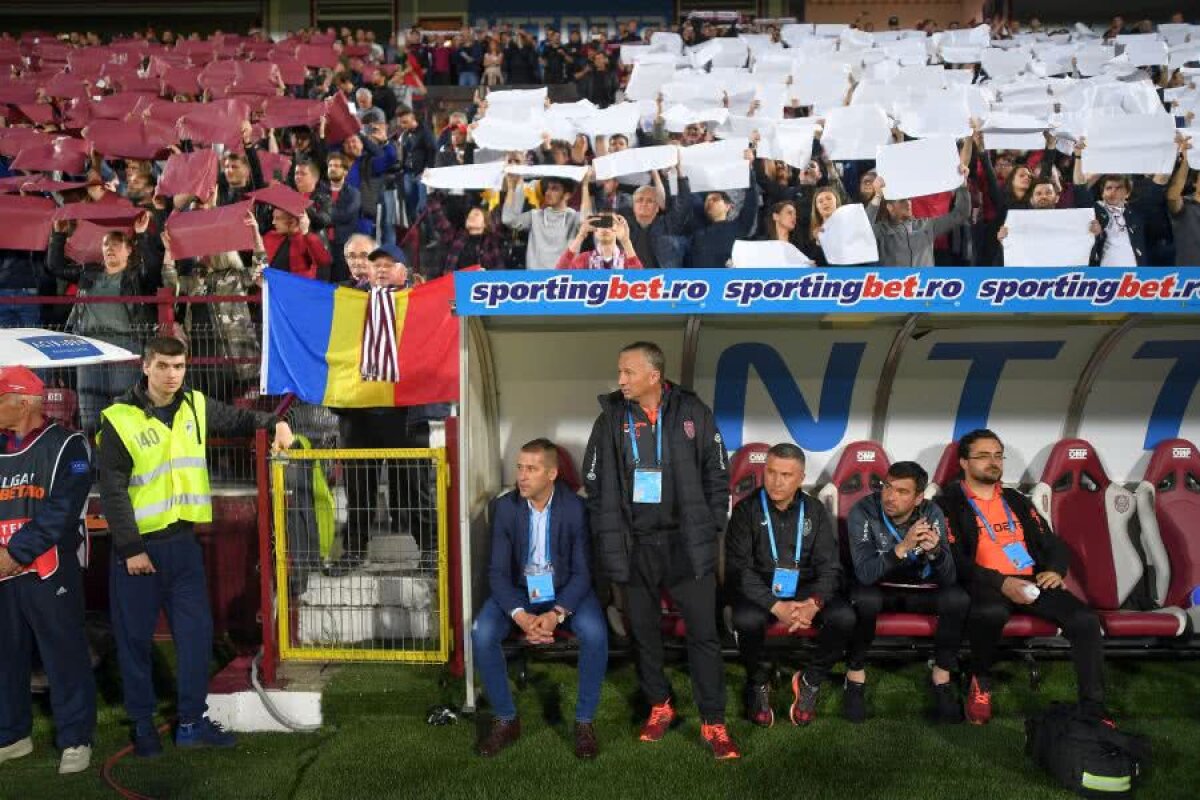FOTO Scenografie spectaculoasă a suporterilor lui CFR Cluj » Eugen Neagoe n-a vrut să ia parte la realizarea ei + Oltenii cer egalul