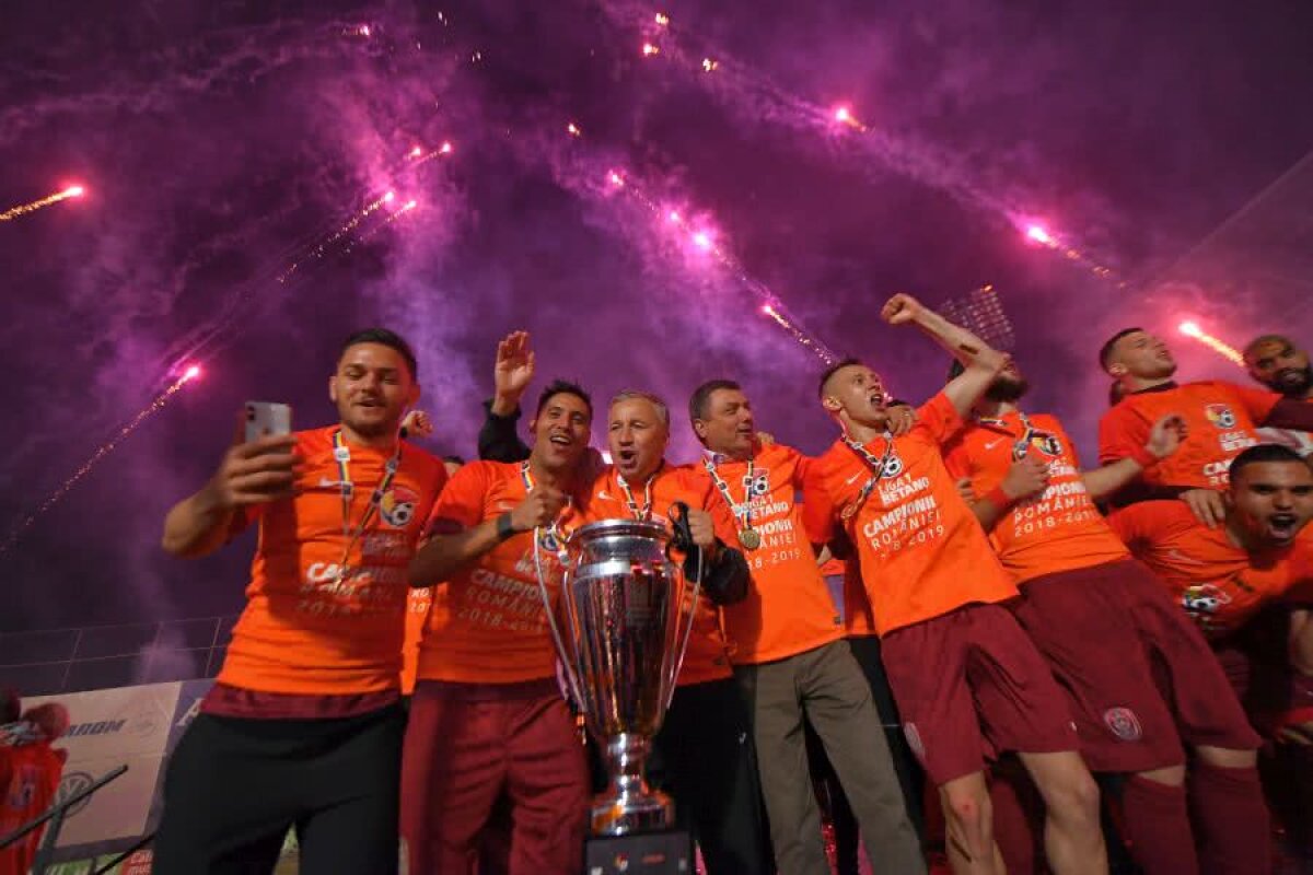 CFR CLUJ, CAMPIOANA ROMÂNIEI // VIDEO+FOTO 40 de imagini de colecție de la petrecerea lui CFR Cluj + Dan Petrescu a cântat cu lăutarii: „Vă spun cum stă treaba, cu Steaua jucăm degeaba” 