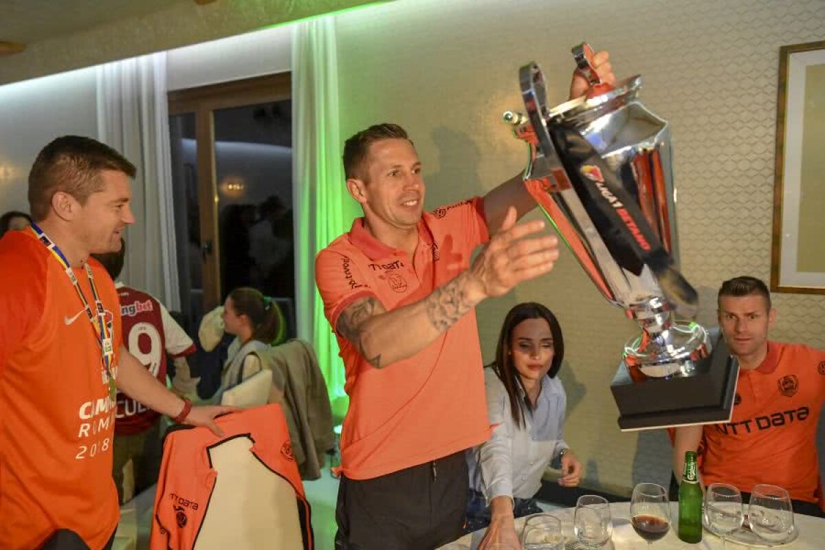 CFR CLUJ, CAMPIOANA ROMÂNIEI // VIDEO+FOTO 40 de imagini de colecție de la petrecerea lui CFR Cluj + Dan Petrescu a cântat cu lăutarii: „Vă spun cum stă treaba, cu Steaua jucăm degeaba” 